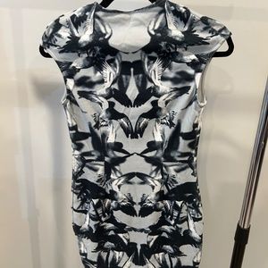 McQ by Alexander McQueen Bird Printed Sleeveless Fitted Dress